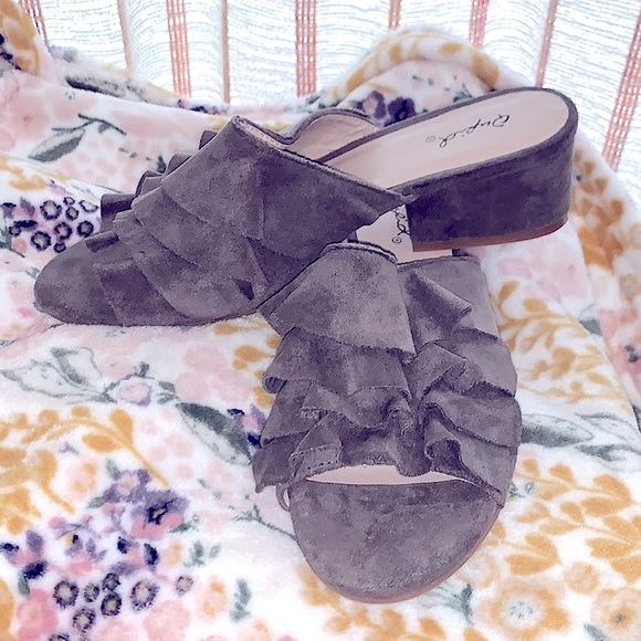 ๐So_StylishยปButtery_Soft Taupe Suede Ruffles Open-Toe Mules w/Low Block Heels - Picture 4 of 16